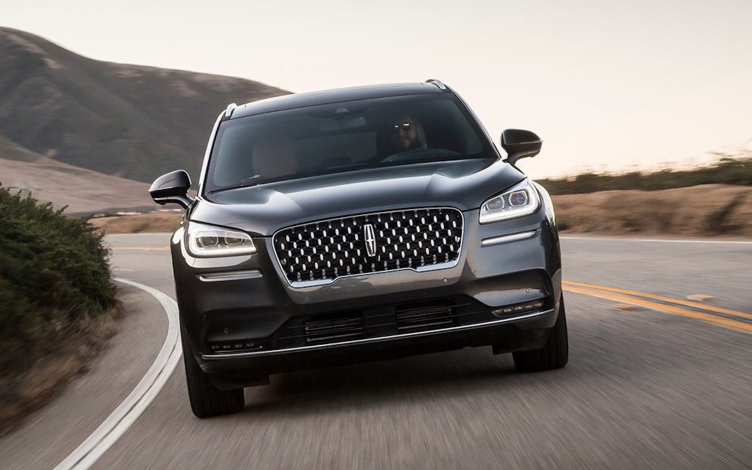 Comparison Lincoln Corsair Reserve 2020 vs Lincoln Nautilus Black Label 2019 SUV Drive